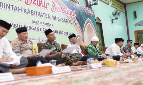 Pemerintah Kabupetan Musi Banyuasin menggelar Malam Dzikir Bersama di Masjid Al-Hijrah pada Sabtu (31/12/2022) untuk menyambut pergantian tahun. 