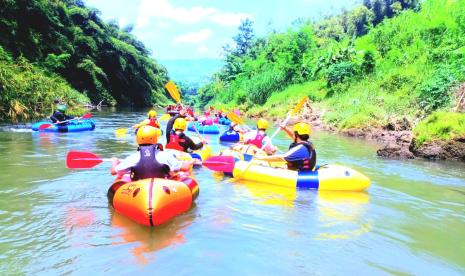 Pemerintah Kalurahan Canden, Kabupaten Bantul Daerah Istimewa Yogyakarta melakukan uji coba wisata alam menyusuri sungai Opak. Pada test tour yang pertama ini turut hadir dari Dinas Pariwisata Bantul, Babinsa, Bhabinkamtibmas, Forum Pengurangan Resiko Bencana (FPRB), tour and travel agent, dosen, dan mahasiswa Universitas Ahmad Dahlan (UAD).