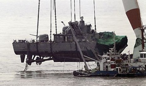 Pemerintah Korea Selatan menarik bangkai kapal perang Cheonan yang tenggelam. Korsel mengklaim kapal itu tenggelam akibat tembakan rudal Korut.