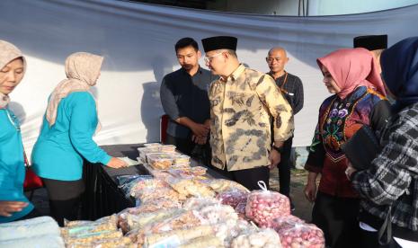  Pemerintah Kota Batu melalui Dinas Koperasi, Usaha Mikro, Perindustrian dan Perdagangan (Diskumperindag) Kota Batu menggelar kegiatan Pasar Murah Ramadan di halaman Kantor Kelurahan Dadaprejo.