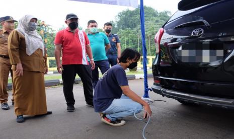 Pemerintah Kota Depok melalui Dinas Lingkungan Hidup dan Kebersihan (DLHK) menggelar kegiatan uji emisi kendaraan bermotor roda empat secara gratis selama tiga hari di perumahan Pesona Khayangan Depok, Selasa (16/11).