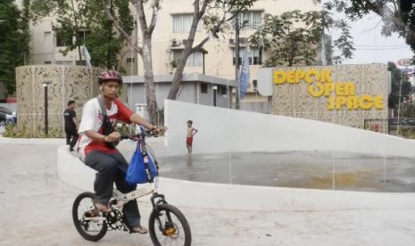 Pemerintah Kota Depok telah meresmikan ruang terbuka bernama Depok Open Space (DOS) untuk masyarakat Kota Depok. Depok Open Space (DOS) tersebut dibangun di depan kantor Wali Kota Depok.