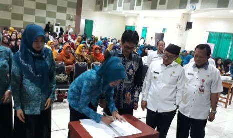 Pemerintah Kota Malang bersama Ikatan Dokter Anak Indonesia (IDAI), Ikatan Bidan Indonesia (IBI) dan TP PKK berkomitmen melakukan skrining hipotiroid kongenital pada bayi baru lahir di Gedung Kartini, Kota Malang, Rabu (30/10).