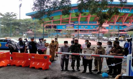 Pemerintah Kota Malang meluncurkan e-Parking di pintu masuk Stadion Gajayana, Kota Malang, Senin (4/1).