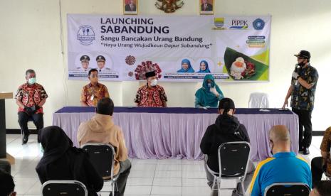 Pemerintah Kota (Pemkot) Bandung meluncurkan program Sabandung (Sangu Bancakan urang Bandung), gerakan berbagi nasi bungkus bagi masyarakat yang terdampak di masa pandemi corona atau covid-19. Kegiatan tersebut akan rutin dilaksanakan satu pekan sekali di 151 kelurahan di Kota Bandung.