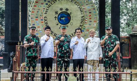 Pangdam III/Siliwangi Mayjen TNI Kunto Arief Wibowo, melakukan napak tilas Kerajaan Galuh di situ cagar budaya Karangkamulyan, Kabupaten Ciamis, Rabu (20/4/2022). Dok.