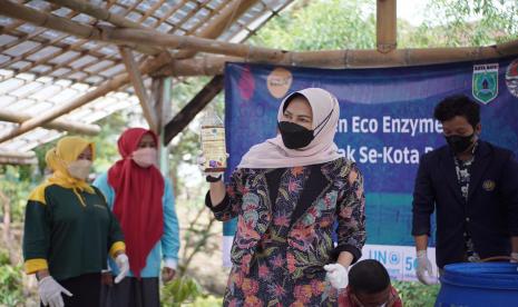 Pemerintah Kota (Pemkot) Batu melalui Dinas Lingkungan Hidup bersama Relawan Eco Enzyme Kota Batu melakukan panen tujuh ton eco enzyme secara serentak di seluruh desa dan kelurahan, Kamis (9/6/2022). Kegiatan ini sekaligus memperingati Hari Lingkungan Hidup Sedunia Tahun 2022. 