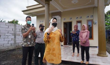 Pemerintah Kota (Pemkot) Batu melalui Wali Kota Batu Dewanti Rumpoko melakukan peninjauan langsung terhadap empat rumah rekonstruksi pasca-penanganan banjir bandang, Selasa (28/6/2022).