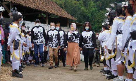 Pemerintah Kota (Pemkot) Batu membuka Festival Susu Sapi Brau 2021 di Dusun Brau, Desa Gunungsari, Kecamatan Bumiaji, Selasa (30/11). 