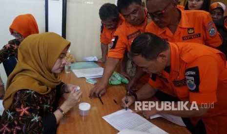 Pemerintah Kota (pemkot) Cimahi melalui Badan Pengelola Kepegawaian dan  Sumberdaya Manusia Daerah (BPKSMD) melakukan tes urine ke ratusan pegawai  negeri sipil (PNS) di Gedung A dan Gedung B, Pemkot Cimahi. Pemkot  menargetkan 500 PNS ikut tes urine kali ini. 