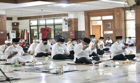 Pemerintah Kota (Pemkot) Depok menggelar Istigasah Kubro dalam rangka doa dan zikir Bersama mengetuk pintu langit untuk diakhirinya pandemi Covid-19 yang berlangsung di Masjid Agung Balai Kota Depok, Selasa (19/1).