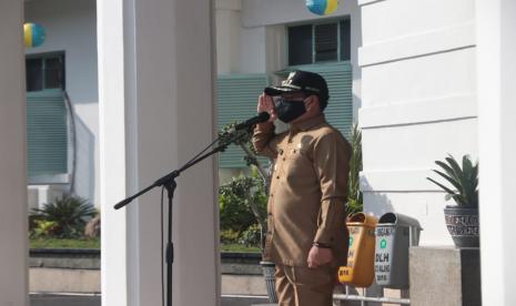 Pemerintah Kota (Pemkot) Malang belum memutuskan akan menerapkan kehidupan dengan normalitas baru (new normal). Tampak Wali Kota Malang, Sutiaji saat melaksanakan kegiatan apel di Balai Kota Malang, Senin (15/6). 