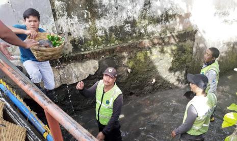 Pemerintah Kota (Pemkot) Malang bersama elemen masyarakat menggelar kerja bakti dalam rangka Gerakan Angkat Sampah dan Sedimen (GASS). Kegiatan ini diadakan di sejumlah titik Kelurahan Tlogomas, Lowokwaru dan Kelurahan Purwodadi, Blimbing, Ahad (20/3/2022). 