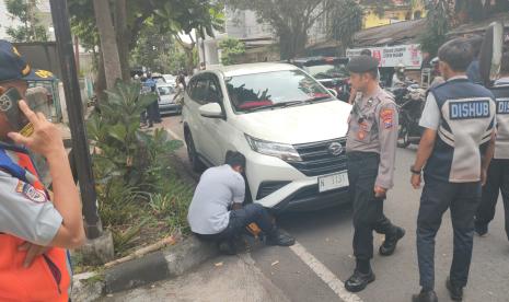  Pemerintah Kota (Pemkot) Malang bersama jajaran TNI/Polri menggelar Operasi Tertib Parkir (Tepak) untuk mengatasi permasalahan parkir di Kota Malang. Kegiatan ini mulai dilaksanakan sejak Selasa (4/4/2023) dan beberapa waktu ke depan selama April 2023. 