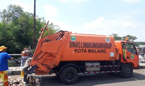 Malang Segera Miliki Polisi Lingkungan. Pemerintah Kota (Pemkot) Malang bersama sejumlah instansi melakukan bersih-bersih sampah di Jembatan Pasar Gadang, Kota Malang.