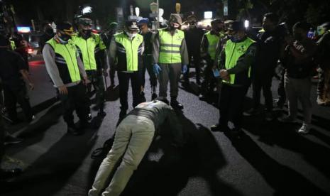 Pemerintah Kota (Pemkot) Malang beserta sejumlah pihak mengadakan operasi yustisi di Jalan Bondowoso dan Jalan Sukarno-Hatta, Selasa (15/9) malam