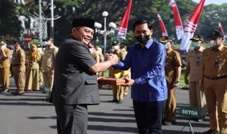 Pemerintah Kota (Pemkot) Malang dan jajaran Forkopimda menyerahkan bendera Merah Putih secara simbolis sebagai pelaksanaan gerakan pembagian 10 juta bendera Merah Putih di halaman Balai Kota Malang. 