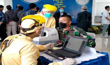 Pemerintah Kota (Pemkot) Malang melaksanakan vaksinasi secara simbolis di Gedung Bersama Lantai IV, Kamis (28/1). 