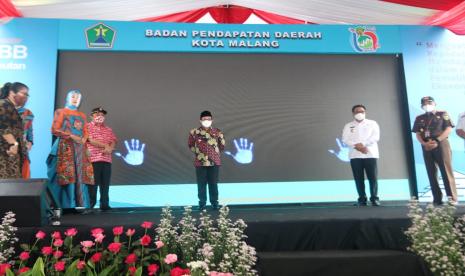 Pemerintah Kota (Pemkot) Malang meluncurkan aplikasi Surat Pemberitahuan Pajak Terhutang (E-SPPT) Pajak Bumi dan Bangunan (PBB) di Balai Kota Malang, Rabu (7/4). 