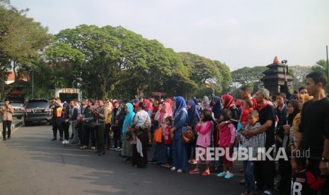 Pemerintah Kota (Pemkot) Malang memberangkatkan ratusan peserta mudik gratis dari Halaman Balaikota Malang, Jumat (8/6). 