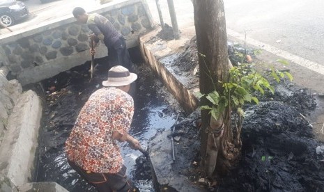 Pemerintah Kota (Pemkot) Malang mengenalkan Gerakan Angkut Sampah dan Sedimen (GASS) di Jalan LA Sucipto, Kota Malang, Jumat (20/12).