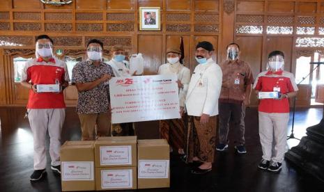 Pemerintah Kota (Pemkot) Solo menerima bantuan masker dan penyanitasi tangan dari Yayasan Kawan Lama yang merupakan CSR dari Ace Hardware. Bantuan diterima oleh Wali Kota Solo, FX Hadi Rudyatmo di Pendapi Gedhe Balai Kota Solo, Kamis (23/7).