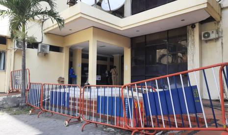 Pemerintah Kota (Pemkot) Solo terpaksa menutup tiga kantor Organisasi Perangkat Daerah (OPD) yang berada dalam satu gedung di Kompleks Balai Kota Solo selama sepekan ke depan. Penutupan dilakukan lantaran ada dua Aparatur Sipil Negara (ASN) dimana salah satunya berkantor di gedung tersebut terkonfirmasi positif Covid-19.