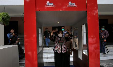 Risma Klaim Bilik Disinfektan Trisakti Efektiff Cegah Corona. Foto: Pemerintah Kota (Pemkot) Surabaya bekerja sama dengan Institut Teknologi (IT) Telkom Surabaya membuat bilik sterilisasi Covid-19 yang diberi nama Bilik Disinfektan Trisakti. (Dok Pemkot Surabaya)