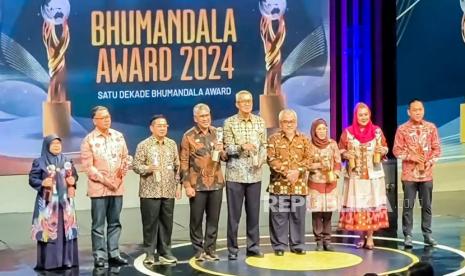 Pemerintah Kota (Pemkot) Surabaya meraih penghargaan bergengsi dengan Predikat KANAKA (Emas) dari Badan Informasi Geospasial (BIG) dalam ajang BHUMANDALA AWARD 2024. Penghargaan ini diberikan kepada Surabaya atas prestasinya dalam penyelenggaraan Bhumandala Informasi Geospasial batas desa dan kelurahan terbaik di tingkat pemerintah kota se-Indonesia.