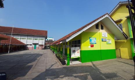 Pemerintah Kota (Pemkot) Tasikmalaya akan mempermudah sejumlah persyaratan agar sekolah bisa kembali menggelar kegaiatan belajar (KBM) secara tatap muka. Hal itu dilakukan agar sekolah tak terbebani dengan peryaratan yang ada..Tampak suasana SDN di Kecamatan Tawang, Kota Tasikmalaya, Senin (10/8). 