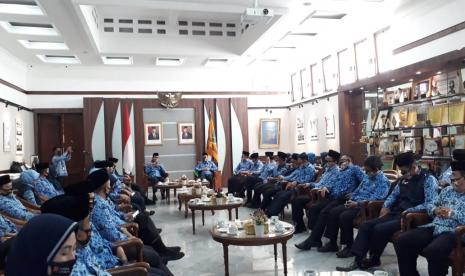 Pemerintah Kota Sukabumi berupaya mendorong soliditas dalam menangani pencegahan penyebaran Covid-19. Caranya dengan mendorong aparatur sipil negara (ASN) dan warga solid dalam menerapkan protokol kesehatan.  Hal disampaikan Wali Kota Sukabumi Achmad Fahmi dalam apel hari kesadaran nasional di Balai Kota Sukabumi, Jumat (17/7)