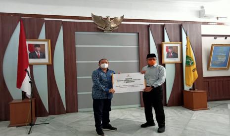 Pemerintah Kota Sukabumi memperoleh bantuan Corporate Social Responsibility (CSR) PT Agro Jabar berupa 2.000 botol vitamin C (C-Legar Puree Lemon) untuk bantuan penanganan Covid-19. Penyerahan bantuan dari Badan Usaha Milik Daerah (BUMD) Provinsi Jawa Barat diserahkan Direktur Utama PT Agro Jabar Kurnia Fajar kepada Wali Kota Sukabumi, Achmad Fahmi di Balai Kota Sukabumi, Selasa (10/8).