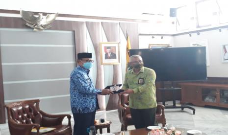 Pemerintah Kota Sukabumi menargetkan mayoritas aparatur di pemerintahan berpendidikan S2. Hal ini agar setiap aparatur mempunyai kemampuan mumpuni dalam mengatasi setiap masalah pembangunan.