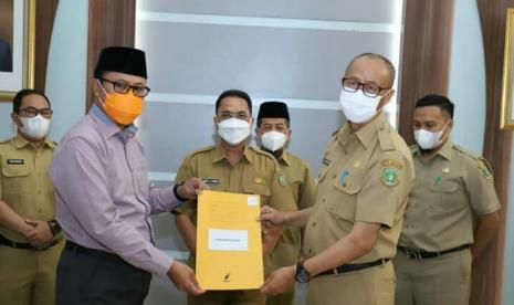 Wali Kota Sukabumi Achmad Fahmi didampingi Wakil Wali Kota Sukabumi Andri Setiawan Hamami menyaksikan penandatanganan perjanjian kinerja OPD di Balai Kota Sukabumi, Senin (15/2