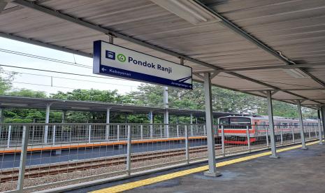 Pemerintah Kota Tangsel mengatakan akan berupaya mewujudkan transportasi publik untuk meminimalisasi kemacetan yang kerap terjadi dan menargetkan warga beralih ke transportasi publik pada 2023. Tampak KRL yang melintasi stasiun Pondok Ranji Tangsel.