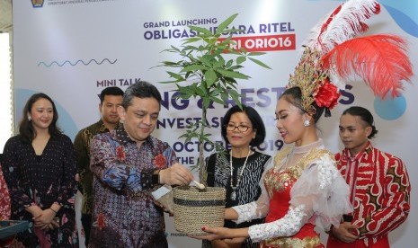 Pemerintah melalui Direktorat Jenderal Pengelolaan Pembiayaan dan Risiko, Kementerian Keuangan, meluncurkan Obligasi Negara Ritel (ORI) seri ORI 016 di kawasan SCBD, Jakarta, Rabu (2/10). ORI ditawarkan dengan kupon 6,8 persen.