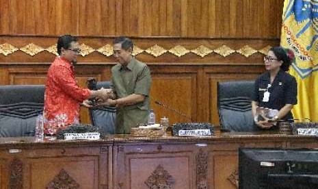 Pemerintah Provinsi Bali resmi meluncurkan pembelajaran kelas maya bernama Jejaring Jelajah Kreativitas Bali (Jejak Bali). Ini adalah sistem pembelajaran berbasis teknologi informasi (e-learning) besutan Dinas Pendidikan Provinsi Bali.