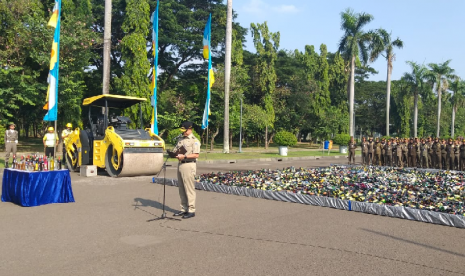 Pemerintah Provinsi DKI Jakarta memusnahkan 18.174 botol minuman keras (miras) di Lapangan Silang Monas Tenggara, Jakarta Pusat Senin (27/5) pagi. 