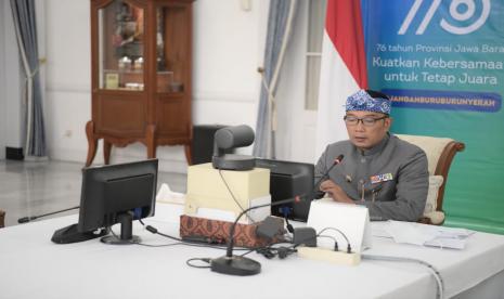 Pemerintah Provinsi Jawa Barat (Jabar) menyerahkan beasiswa Jabar Future Leaders Scholarship (JFLS) kepada 1.253 mahasiswa. Beasiswa diserahkan secara simbolis oleh Gubernur Jabar Ridwan Kamil kepada sembilan mahasiswa via konferensi video dari Gedung Pakuan, Kota Bandung, Kamis (23/9).