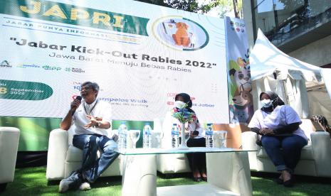 Pemerintah Provinsi Jawa Barat (Pemprov Jabar) menyediakan 55 ribu vaksin anti rabies untuk hewan bertaring di 27 kabupaten dan kota yang ada di Jabar. Hewan bertaring yang akan diberikan vaksin ini yaitu Anjing, kucing, hingga musang.