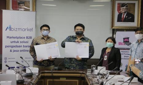 Pemerintah  Provinsi Jawa Tengah berkolaborasi dengan Mbiz memanfaatkan platform perdagangan elektonik B2B  (business to business e-commerce) mbizmarket.co.id melalui program Blangkon Jateng (Jawa Tengah Belanja Langsung Toko Online).