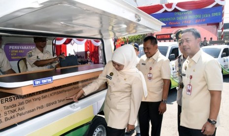 Pemerintah Provinsi Jawa Timur  meluncurkan 30 unit mobil Samsat Keliling Cettar untuk memberikan kemudahan masyarakat membayar pajak kendaraan bermotor. 