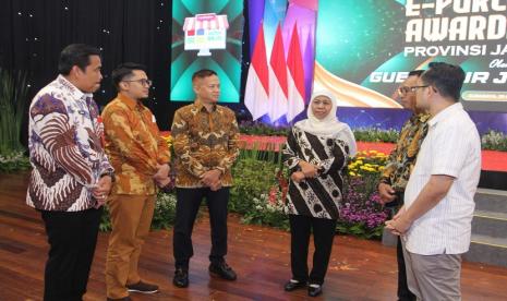 Pemerintah Provinsi Jawa Timur menggelar ajang e-Purchasing Award 2023. Kegiatan ini digelar untuk mempercepat dan mendorong transformasi digital dalam bidang pengadaan barang/jasa kebutuhan di lingkungan pemerintahan Jatim melalui metode pembayaran secara digital (e-purchasing). 