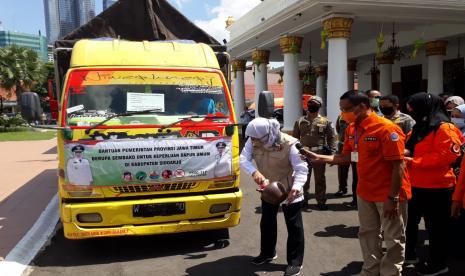 Pemerintah Provinsi Jawa Timur mulai mendistribusikan bantuan bahan kebutuhan pokok ke dapur umum di tiga daerah yang melaksanakan Pembatasan Sosial Berskala Besar (PSBB). Ketiga daerah yang dimaksud adalah Surabaya, Sidoarjo, dan Gresik. Dapur umum ini, nantinya akan melayani kebutuhan buka dan sahur masyarakat, selama dilaksanakannya PSBB.