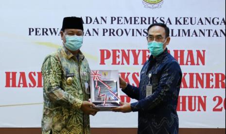  Pemerintah Provinsi Kalimantan Selatan (Kalsel) melalui Gubernur Sahbirin Noor menerima Laporan Hasil Pemeriksaan Kinerja dan Kepatuhan Semester II Tahun 2021 dari Badan Pemeriksa Keuangan (BPK) Perwakilan Kalsel, Selasa (28/12), di Aula BPK Kalsel, Banjarbaru.