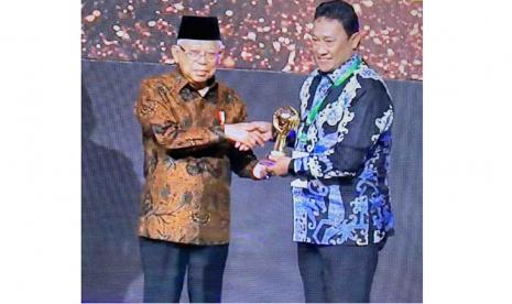 Pemerintah Provinsi Kalimantan Tengah (Kalteng) di bawah kepemimpinan Gubernur Kalteng Sugianto Sabran dan Wakil Gubernur Kalteng Edy Pratowo menerima Penghargaan Universal Health Coverage (UHC) Award 2023. 