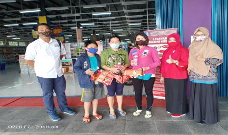 Pemerintah Provinsi Kepulauan Bangka Belitung (Pemprov. Babel) melalui Dinas Perindustrian dan Perdagangan Provinsi Kepulauan Bangka Belitung (Disperindag Babel), membuka pos layanan pengaduan konsumen sekaligus, membagikan masker di kawasan pusat perbelanjaan modern TJ Mart Sungailiat, Kabupaten Bangka.