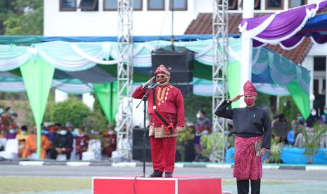 Pemerintah Provinsi Kepulauan Bangka Belitung (Pemprov Babel) menggelar Upacara Peringatan Hari Jadi ke-20 Provinsi Kepulauan Bangka Belitung, Sabtu pagi (21/11/20). Dalam suasana pandemi Covid-19, peringatan berjalan khidmat dengan menerapkan protokol kesehatan. 