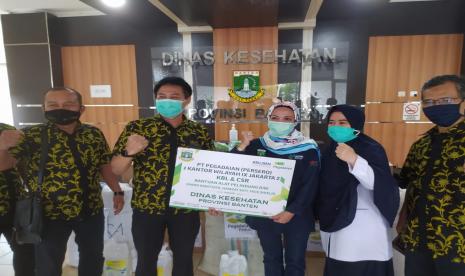 Pemerintah Provinsi (Pemprov) Banten menerima ribuan Alat Pelindung Diri (APD) bagi tenaga medis di Banten dari PT Pegadaian kanwil IX Jakarta 2, Kamis (1/7). Alat pelindung yang terdiri dari banu hazmat, face shield dan hand sanitizer akan didistribusikan bagi rumah sakit dan nakes yang menangani Covid-19. 