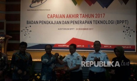 Pemerintah Provinsi (Pemprov) DKI Jakarta menandatangani nota kesepahaman dengan Badan Pengkajian dan Penerapan Teknologi (BPPT) terkait pengelolaan sampah dengan membangun Pembangkit Listrik Tenaga Sampah (PLTSa) di Bantargebang, Kota Bekasi, Rabu (20/12).